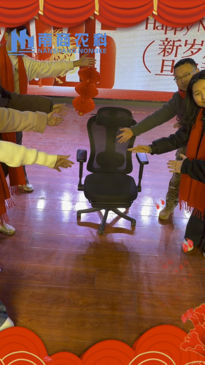 🎇 元旦快乐，温暖相伴 🎇时光匆匆，感恩 2025 年每一份支持与陪伴！从猪场到工厂，南商农科的成长，离不开每一位合作伙伴与家人的信赖！2026 年，我们将继续以贴心服务和硬核设备，陪您一路前行，养殖